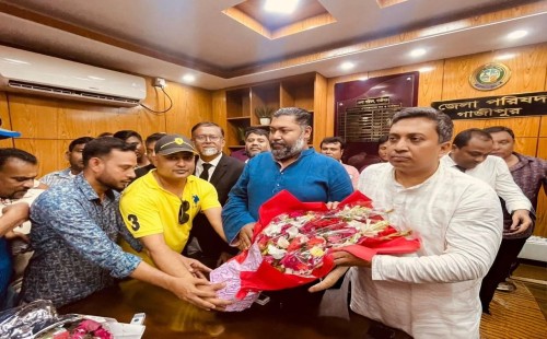 গাজীপুর জেলা পরিষদে নতুন প্রশাসক ইশরাক: ফুলেল সংবর্ধনায় উন্নয়ন ও জনসেবার অঙ্গীকার