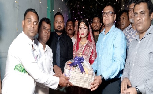 পদ নয়, মানুষ বড়ো: সুইপারের মেয়ের বিয়েতে গাজীপুরের ডিসি, সর্বমহলে প্রশংসা