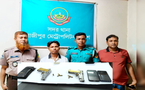 গাজীপুরে চেকপোস্টে পুলিশের জালে অস্ত্রধারী, উদ্ধার দুই বিদেশি পিস্তল