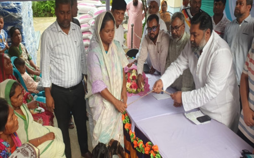 গাজীপুরে ক্ষুদ্র নৃ-গোষ্ঠীর জীবনমান উন্নয়নে ছাগল, টিন ও প্রাণিখাদ্য বিতরণ