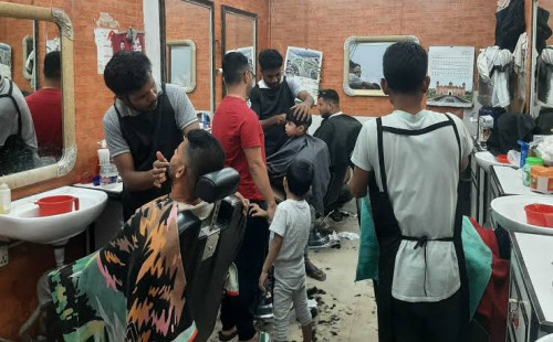 কাঁচির টানে বদলে যাওয়া জীবন  চার দশকের সেলুন ব্যবসায় গড়ে তুলেছেন সন্তানের উজ্জ্বল ভবিষ্যৎ