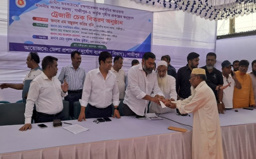 গাজীপুরে ১১৩টি প্রকল্পের জন্য ১ কোটি ৬০ লাখ টাকার চেক বিতরণ: স্বচ্ছতা নিশ্চিতের তাগিদ